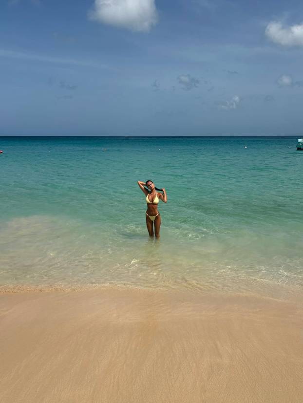 Šuškalo se da joj dečko spava sa zvijezdom platforme za odrasle. Objavom ušutkala sve tračeve
