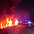 Strava u Srbiji: Sudarili se auti i traktor. Poginulo je troje ljudi, a dva automobila su se zapalila...