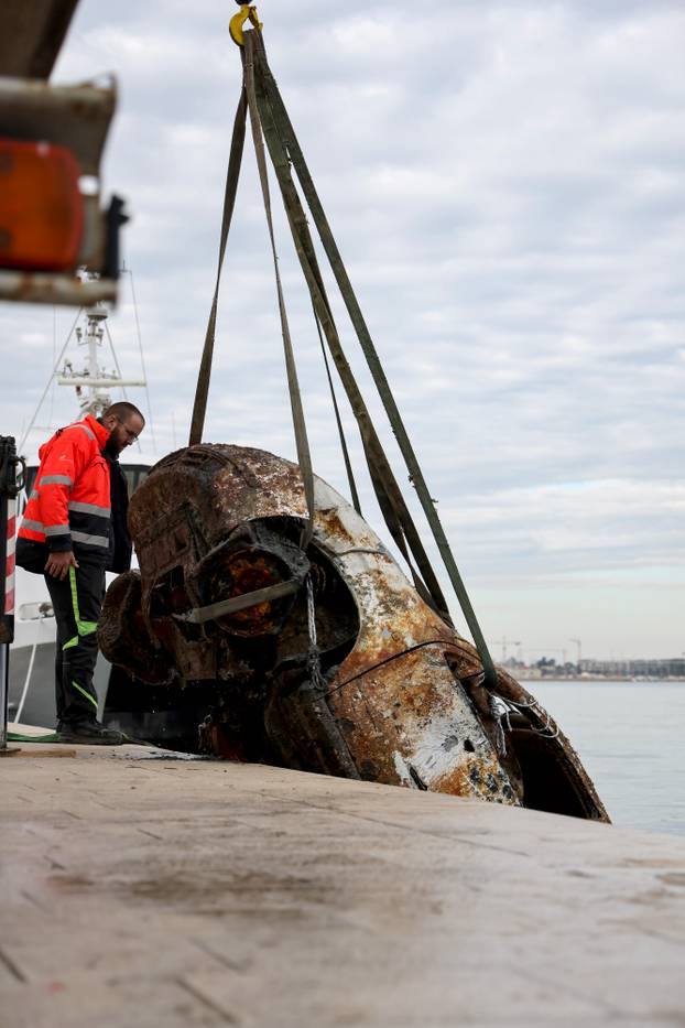 Zadar: Izvlačenje auta koji je 18 godina bio u moru