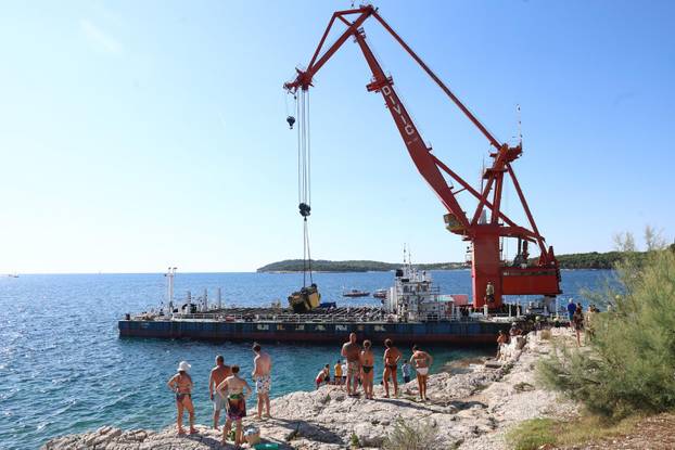 Pula: Na Zlatnim stijenama uklonjen kamion za smeće koji je otklizao u more