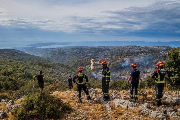 Nerežišća: Tijekom poslijepodneva ponovno se razbuktao požar