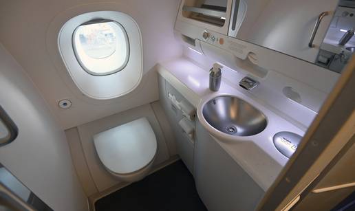 Putnica otkrila 'tajni' pretinac u WC-u aviona: Ovo je genijalno!