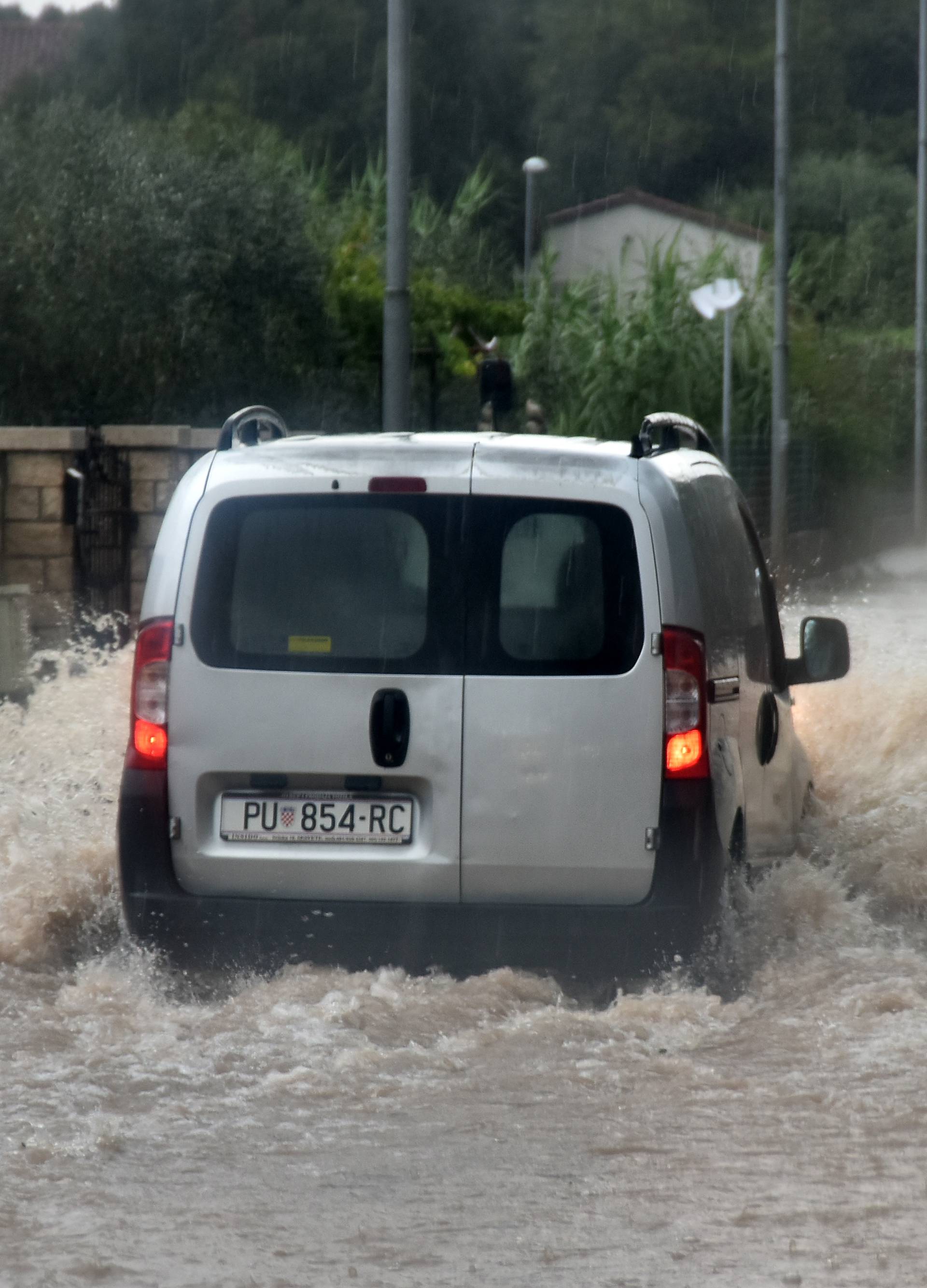 Padala i jaka tuča: Obilna kiša poplavila ulice Pule, Poreča...