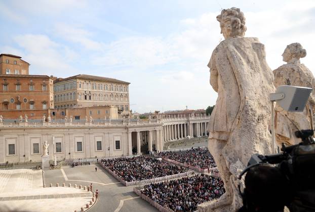 Rim: Brojni vjernici na Trgu sv. Petra čekaju procesiju s tijelom pape Franje