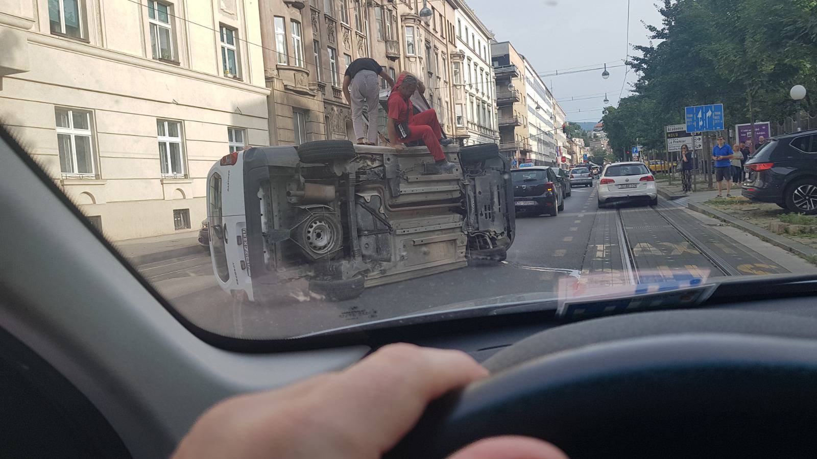 FOTO Prometna u centru Zagreba: Auto se prevrnuo ispred Klinike za traumatologiju