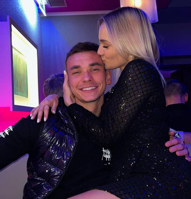 FOTO Zanosna plavuša bodrit će češkog golmana protiv Hrvatske