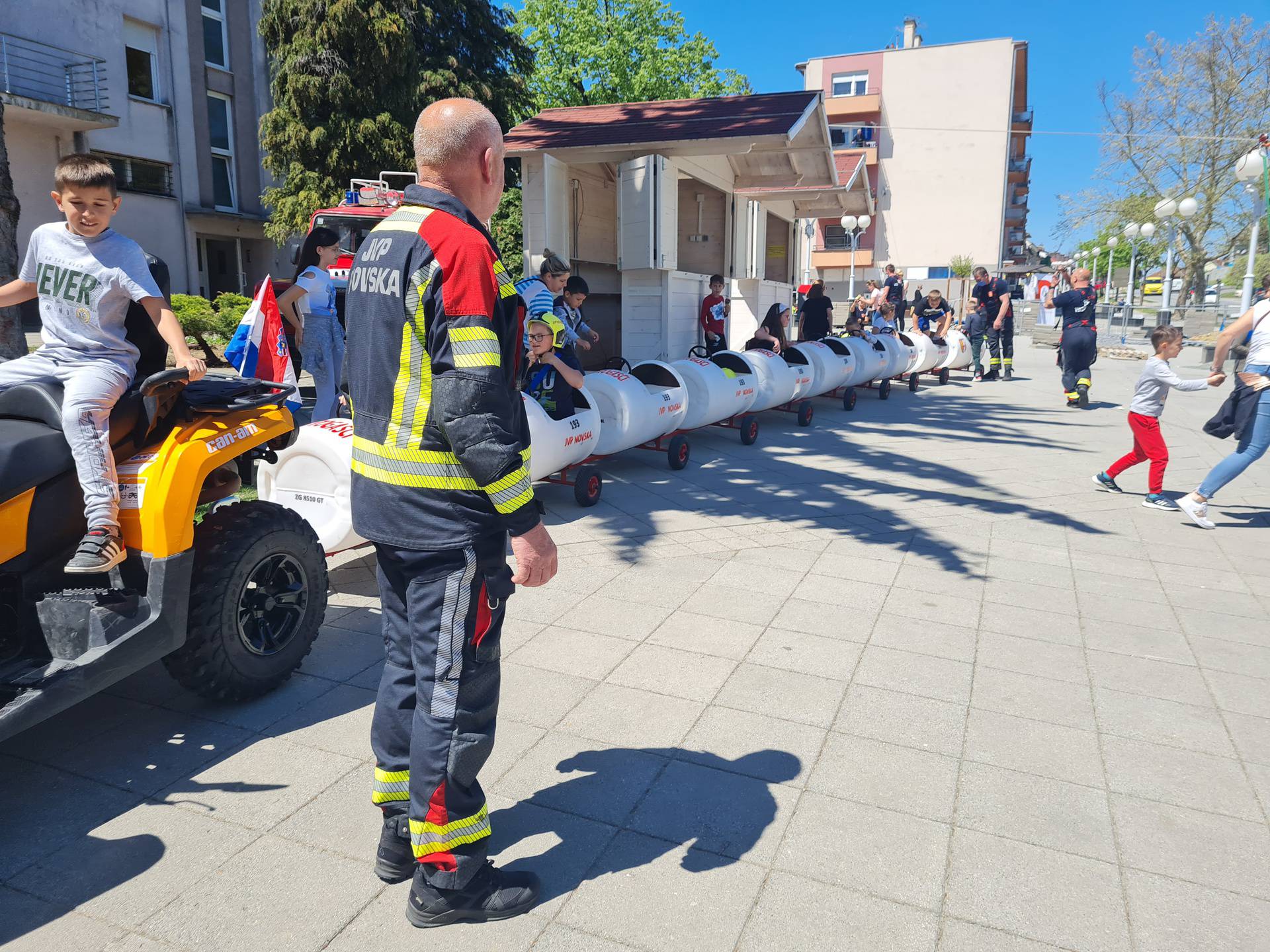 Vatrogasci iz Novske: 'Vlakić je pun pogodak, djeca svih uzrasta su sretna, u vožnji uživaju svi'