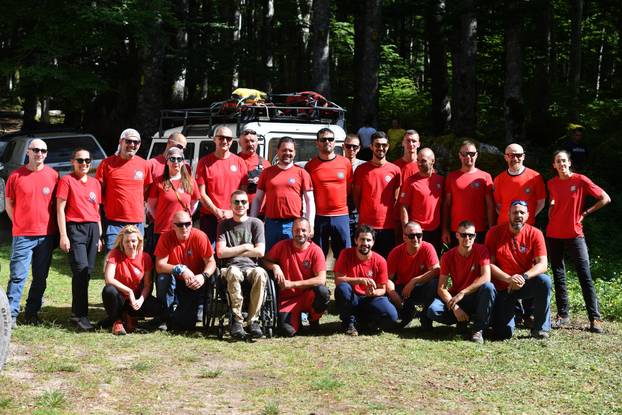 Knin: Slaven Škrobot uz pomoć HGSS-a popeo se na najviši vrh Hrvatske