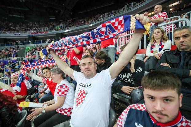 Zagreb: Navijači na susretu Hrvatske i Slovenije na IHF Svjetskom rukometnom prvenstvu 2025.
