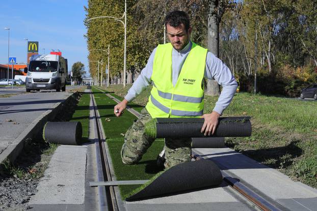 Postavljanje dekorativne zelene podloge na tramvajskoj pruzi u Osijeku