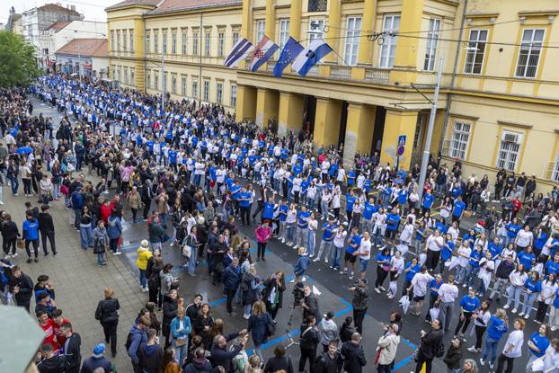 Osječki maturanti unatoč lošem vremenu plesali quadrillu u centru grada