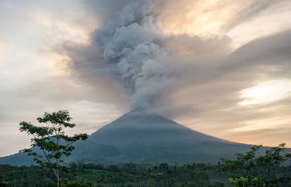 Pepeo leti kilometrima u zrak, ljude tjeraju od vulkana Agung
