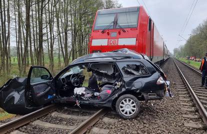 FOTO Užas u Njemačkoj: Troje mladih poginulo u naletu vlaka