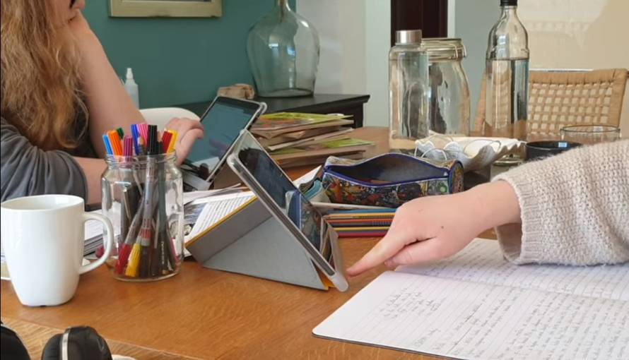 Sestre školarke snimile video o tome kako uče u online školi