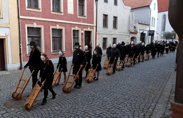 People wearing masks blow horns in front of a church during Easter celebrations in Ceske Budejovice, Czech Republic, April 15, 2022. REUTERS/David W Cerny Photo: DAVID W CERNY/REUTERS