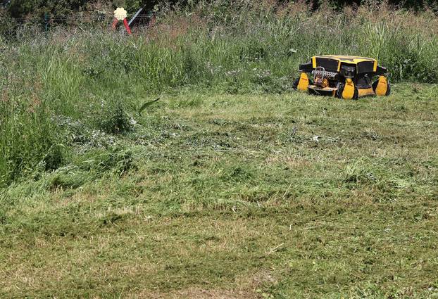 Gračani: Zagrebački Zrinjevac počeo je koristiti kosilice za travu na daljinsko upravljanje