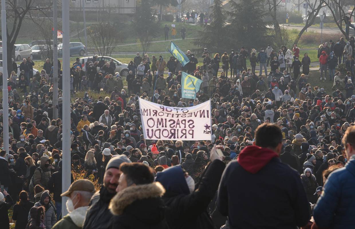 Eskaliralo na prosvjedima u Srbiji: Masovna tučnjava u Novom Sadu, ima ozlijeđenih