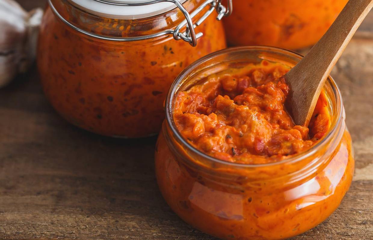 Recept za odličan makedonski ajvar u koji idu i ljute papričice