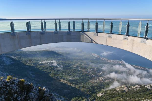 Makarska:  Malobrojni  turisti i izletnici uživaju u spektakularnom pogledu s vidikovca Nebeska šetnica - Skaywalk Biokovo