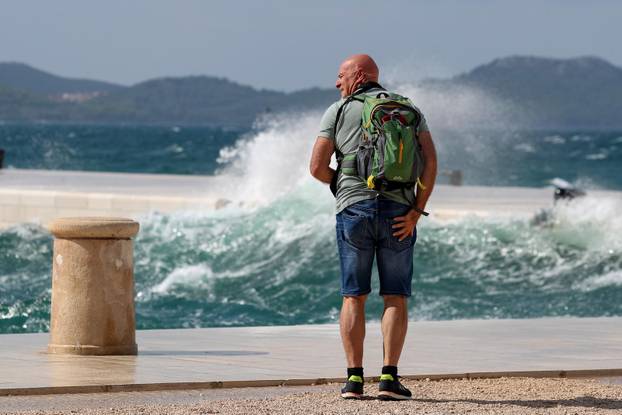 Zadar: Veliki valovi na rivi oduševili turiste 