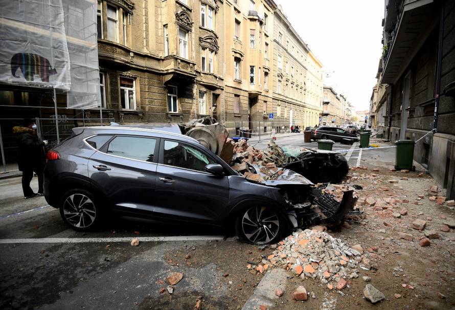 Zagreb: Oštećeni krovovi nakon potresa velika su opasnost za prolaznike