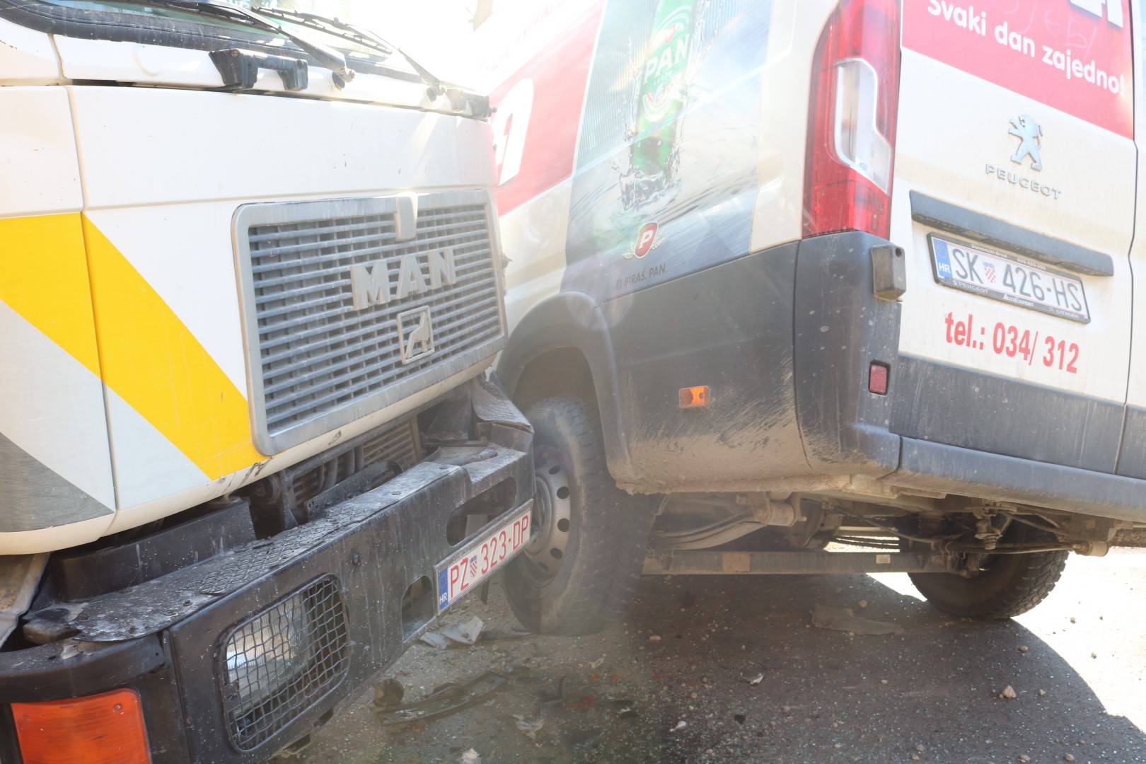 Obilazio rovokopač: Kamion se sudario s kombijem u Mijačima
