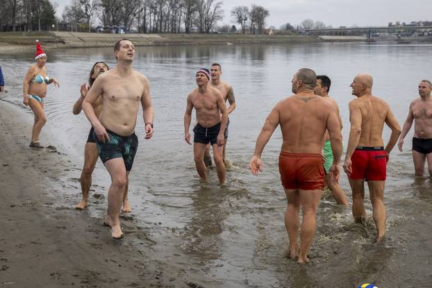 Osijek: Tradicionalno kupanje i picigin u rijeci Dravi