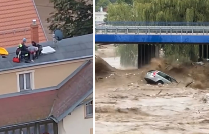 VIDEO Vatrogasci spasili staricu s krova u Poljskoj, nemile bujice progutale automobile, drveća...