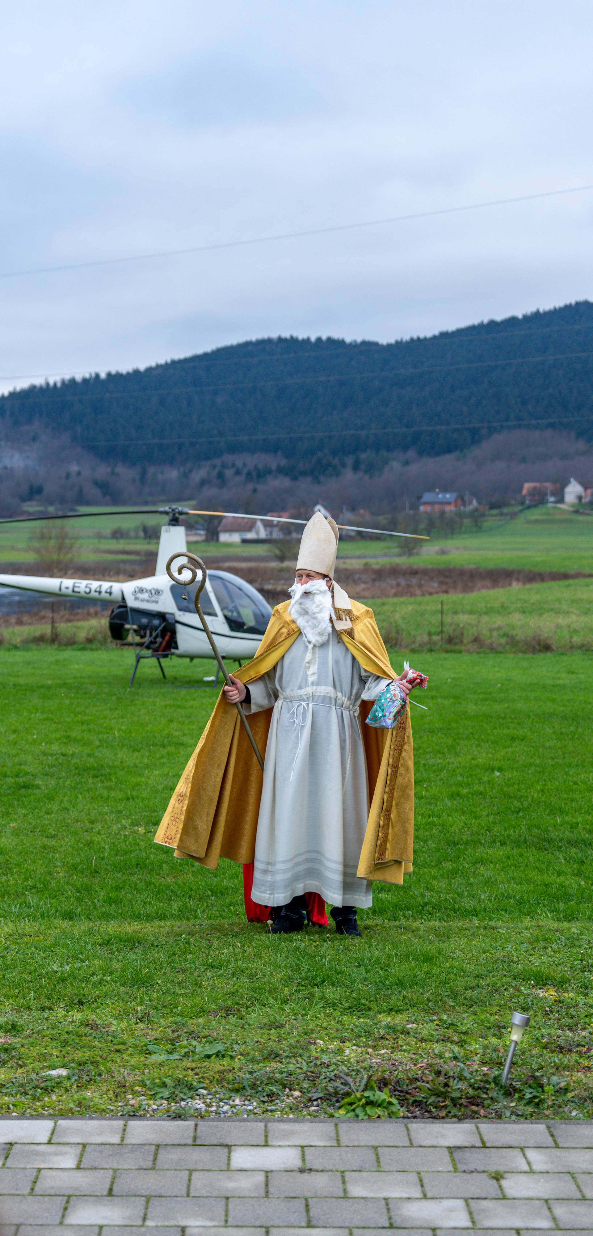 Otočac: Sveti Nikola sletio helikopterom te podijelio poklone štićenicima doma za starije i nemoćne Dujmović