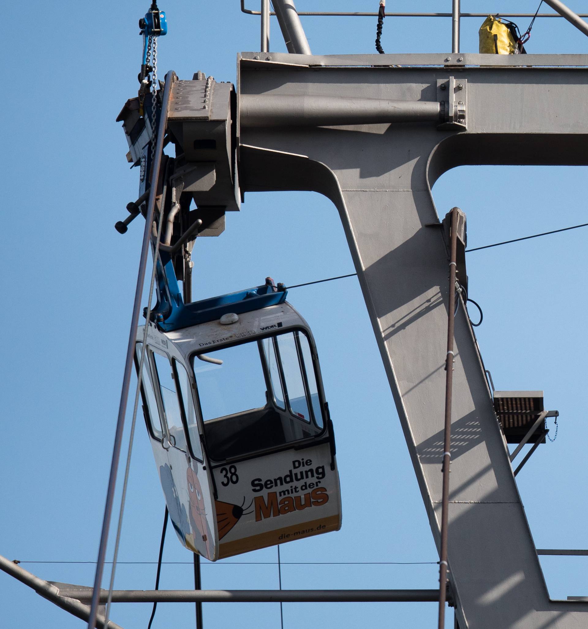 People rescued from stuck cable car gondola