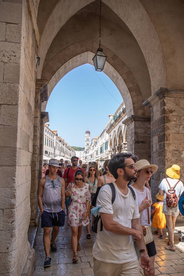Dubrovnik: Visoke temperature ne sprječavaju turiste razgledavanju