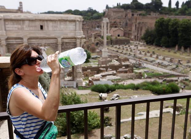 Romans cope with African heat wave as temperatures approach 40 degrees Celsius in Italian capital