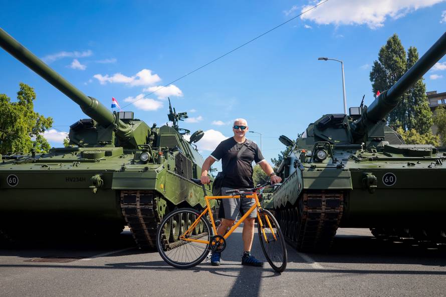 Zagreb: Građani se okupljaju duž trase vojnog mimohoda