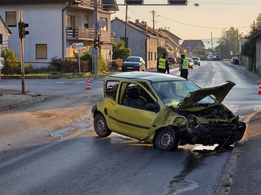 FOTO Teška nesreća u Požegi: Kamion uletio u pekarnicu, auto smrskan. Ozlijeđeno pet ljudi