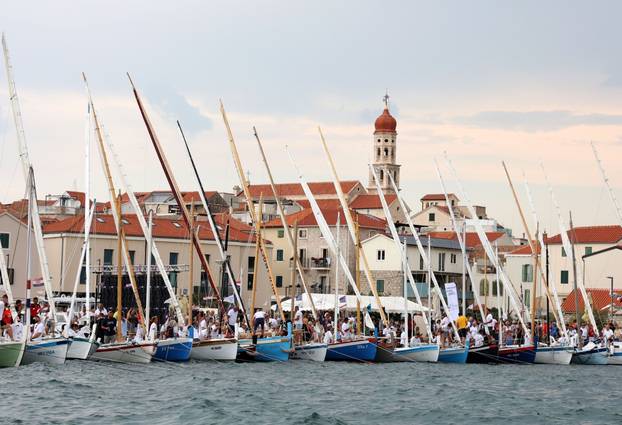 FOTO Čuvari stoljetne tradicije: Drveni brodovi utrkivali se na 'Regati za dušu i tilo' u Betini
