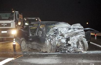 Jastrebarsko: Autom se zabio u kamion i poginuo