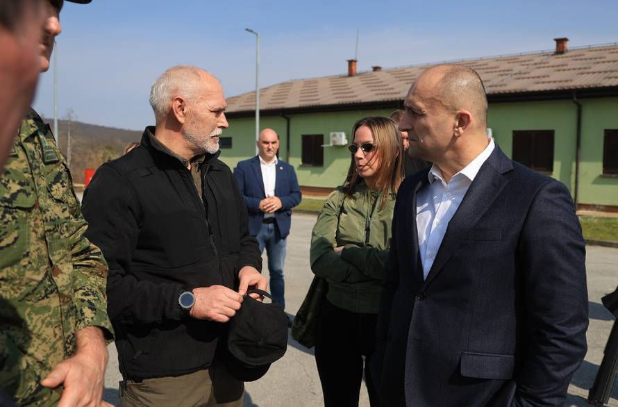 Ministar Anušić i general Kundid na prvom danu TVO-a na Slunju