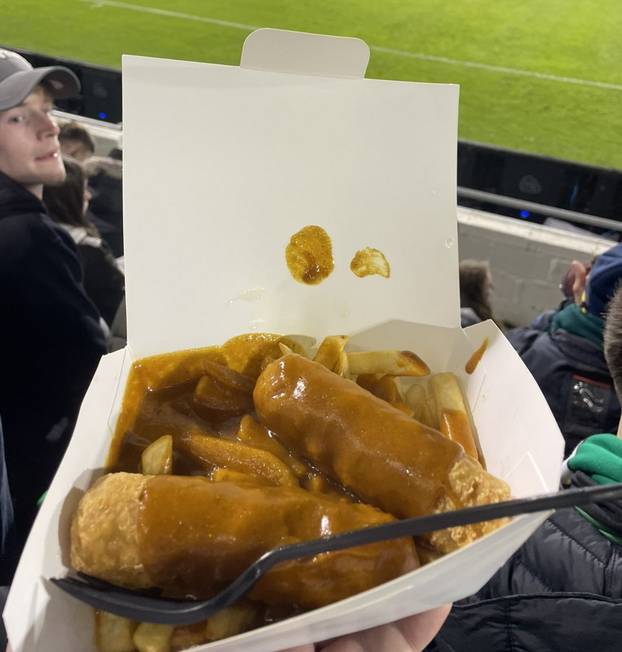 FOTO Biste li to probali? Evo što jedu na stadionima po svijetu