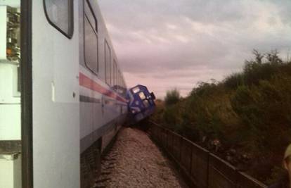 Naletio je na odron: U blizini Rudina vlak iskočio iz tračnica 