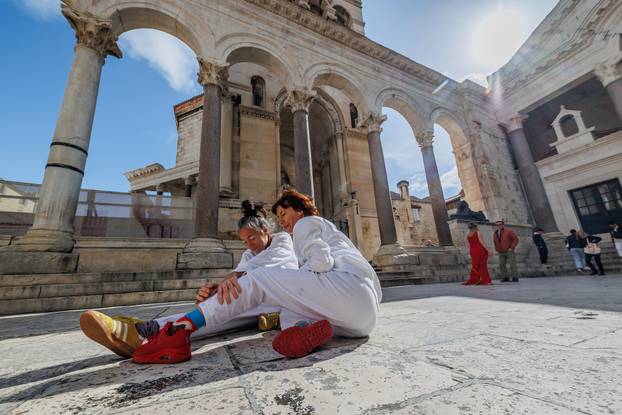 Performans 'Milovanje' na splitskom Peristilu
