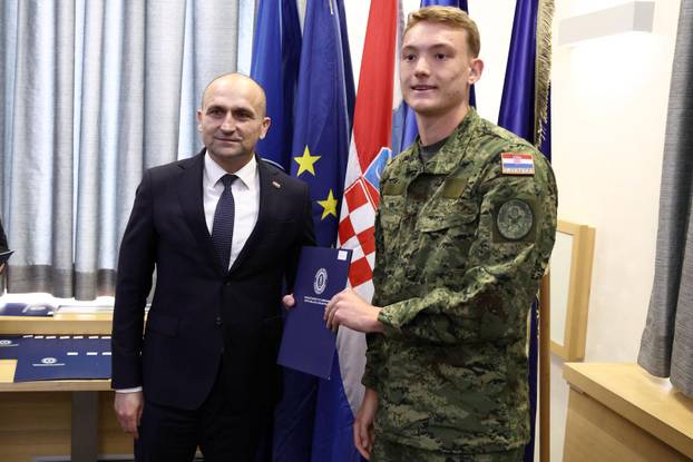 Zagreb: Ministar Anušić uručio ugovore vrhunskim sportašima i pričuvnicima Hrvatske vojske