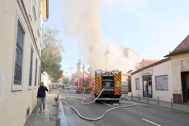 Zagreb: Na dvorišnoj zgradi na Kaptolu izbio je požar, vatrogasci izašli na intervenciju
