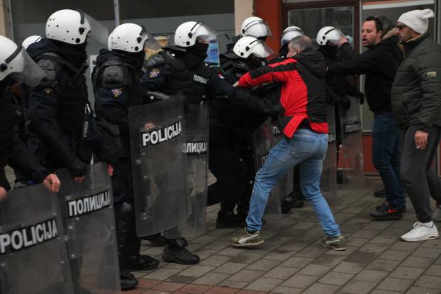 Na većini birališta tijekom lokalnih izbora u Srbiji došlo do incidenata i prosvjeda, intervenirala i policija