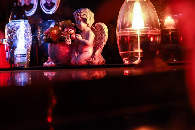 Zagreb: Trepet svijeća u sumrak na groblju Stenjevec na blagdan Svih svetih