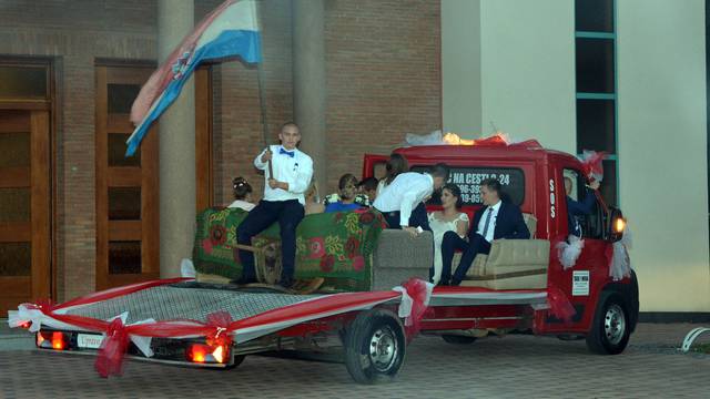 Originalni Brođani: Doslovno ih došlepali na njihovo vjenčanje...