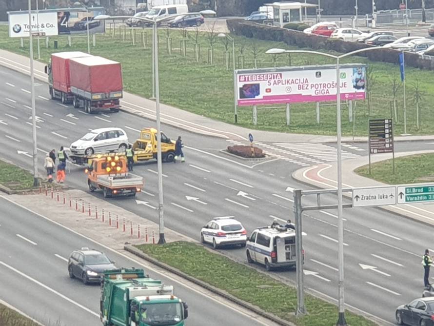 Nesreća na Slavonskoj: Auto se sudario s kamionom i prevrnuo