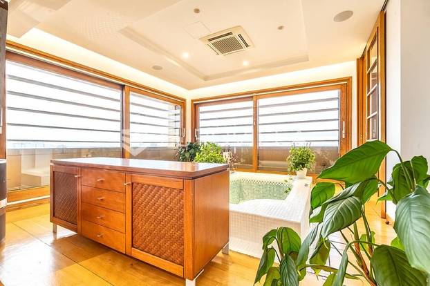 Prodaju penthouse u kojem se Lana Jurčević brčkala u jacuzziju i snimila hit! Cijena je vrtoglava