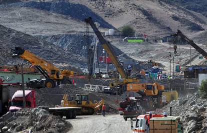 Čile: Velikom bušilicom će iskopati prolaz do rudara
