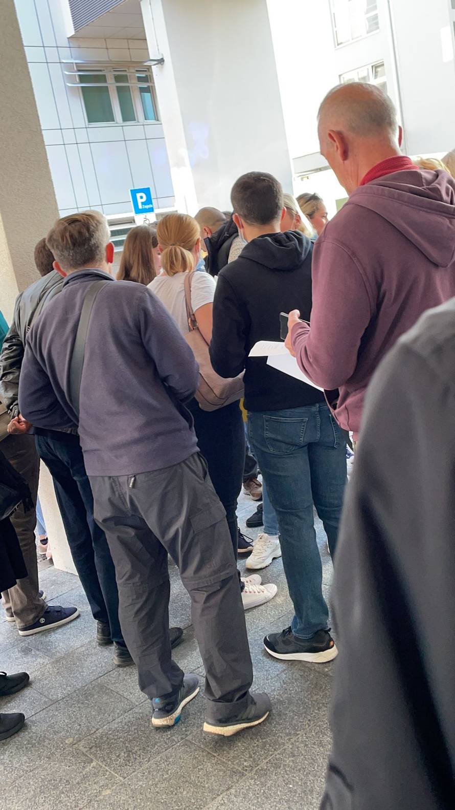 VIDEO Na Rebru upali u bolnicu, pozvana i policija. Na prosvjedu bio i svećenik, vikali su 'izdaja'