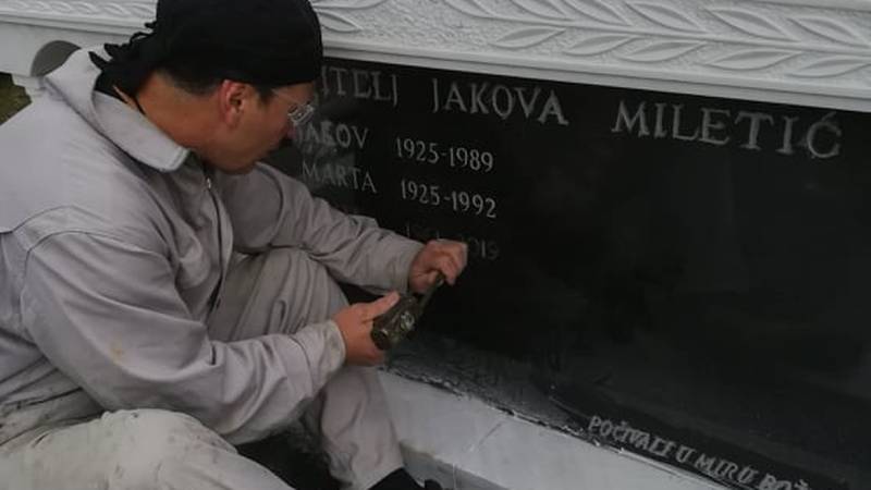 Klesanje slova na spomeniku: tehnike, materijali i trajna čitljivost